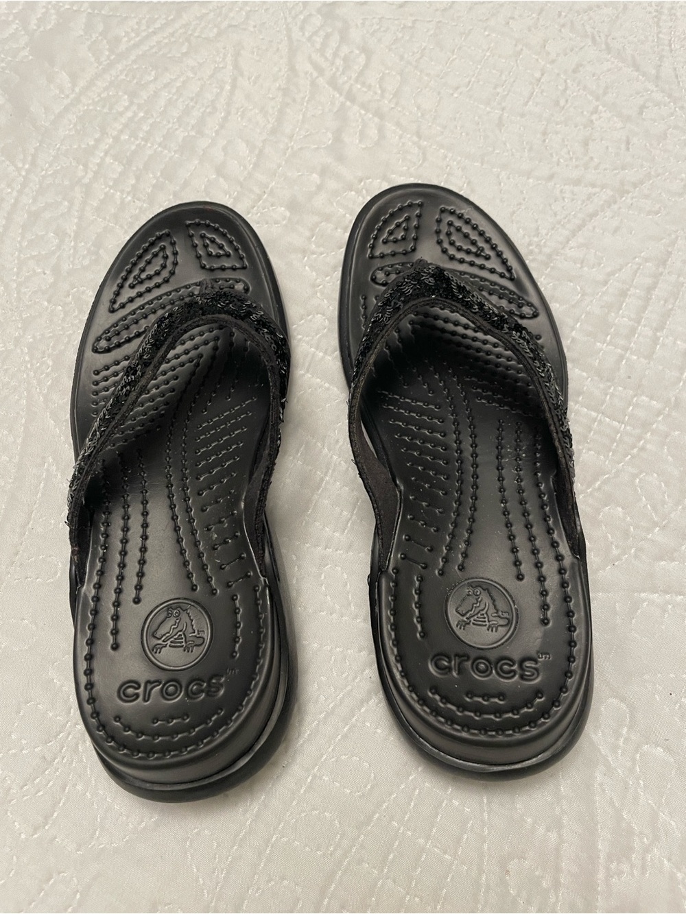 NWOT Black Women’s CROCS Capri V Sequin Straps Flip Flops Throng Sandals Size 5